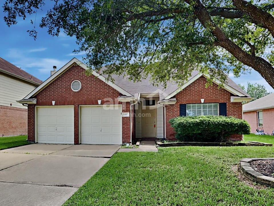 1207 Nanterre Ct in Rosenberg, TX - Building Photo