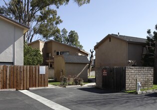 Villa Vista Apartments in Costa Mesa, CA - Foto de edificio - Building Photo