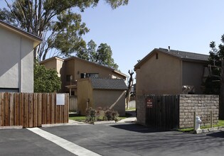 Villa Vista Apartments in Costa Mesa, CA - Building Photo - Building Photo