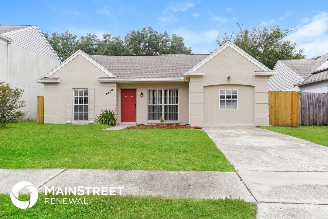 2120 Redleaf Dr in Brandon, FL - Foto de edificio