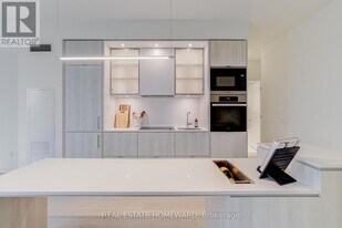 11 Yorkville Ave in Toronto, ON - Building Photo