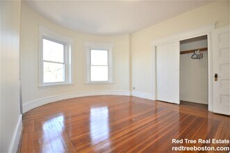 1595 Beacon St, Unit 10 in Brookline, MA - Building Photo - Building Photo