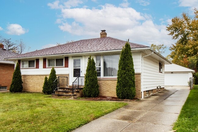 15517 Shirley Ave in Maple Heights, OH - Building Photo - Building Photo