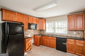 2134 Elinwood Dr in East Point, GA - Building Photo - Building Photo