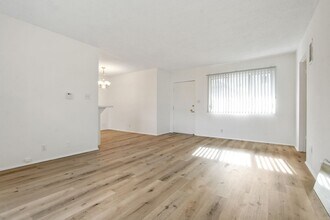 744 S Windsor Blvd, Unit 08 in Los Angeles, CA - Foto de edificio - Building Photo