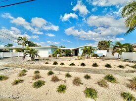 425 Penguin Dr in Satellite Beach, FL - Building Photo