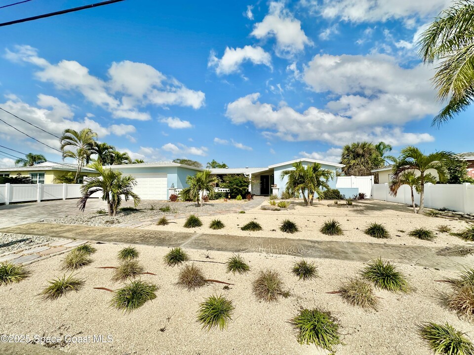 425 Penguin Dr in Satellite Beach, FL - Building Photo