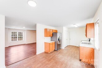 814 Mt Holly-Huntersville Rd in Charlotte, NC - Building Photo - Building Photo