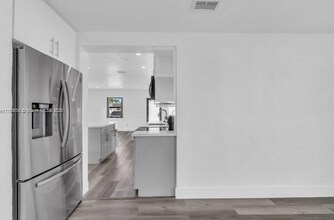 3250 NW 17th St in Miami, FL - Building Photo - Building Photo