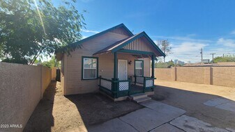 1221 E Roosevelt St in Phoenix, AZ - Building Photo