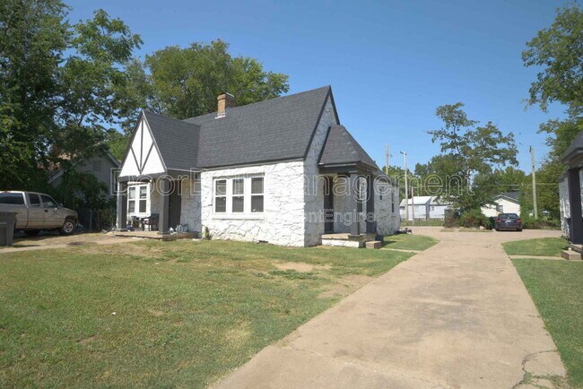 property at 615 E Xyler St