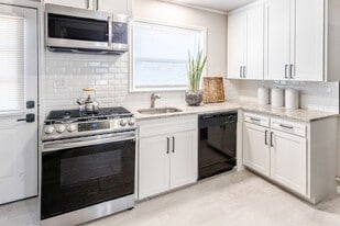 Everly Apartments on Cherry Street in Tulsa, OK - Building Photo