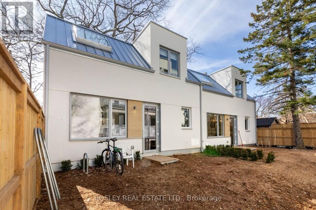 2165B Gerrard St E in Toronto, ON - Building Photo - Building Photo