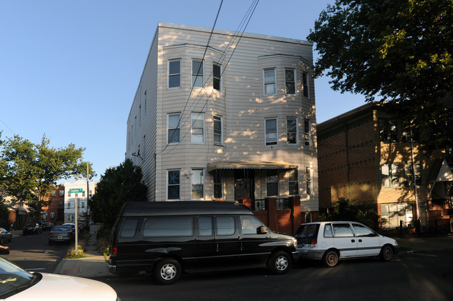 437 Ogden Ave in Jersey City, NJ - Building Photo - Building Photo