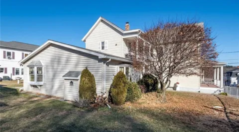 105 Winter St in Lincoln, RI - Building Photo