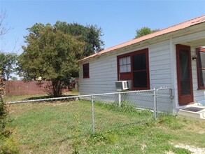 4029 Cotton Gin Rd in Uhland, TX - Foto de edificio - Building Photo