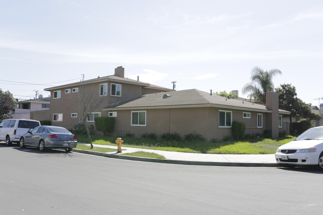 17042 Emerald Ln in Huntington Beach, CA - Building Photo