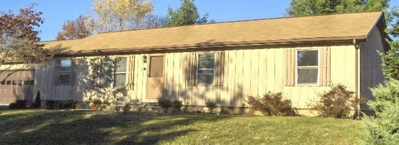 2100 Broken Oak Dr in Blacksburg, VA - Foto de edificio