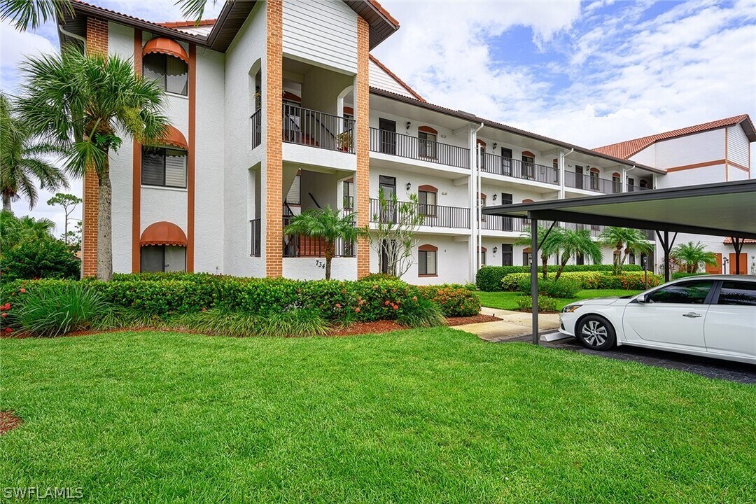 7340 Coventry Ct in Naples, FL - Foto de edificio
