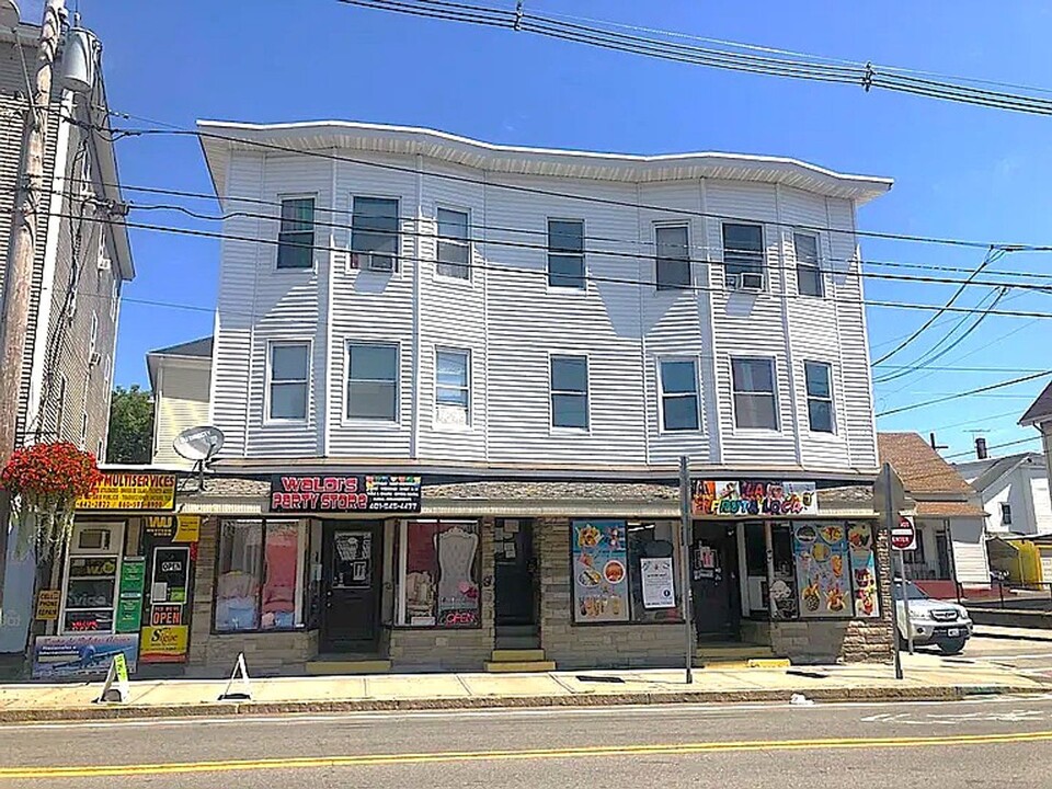 883 Dexter St in Central Falls, RI - Building Photo