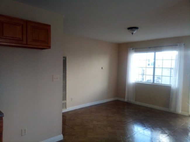 2106 S Ridgeley Dr, Unit 3 in Los Angeles, CA - Foto de edificio - Building Photo