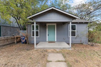 204 Lessin Ln in Austin, TX - Building Photo - Building Photo
