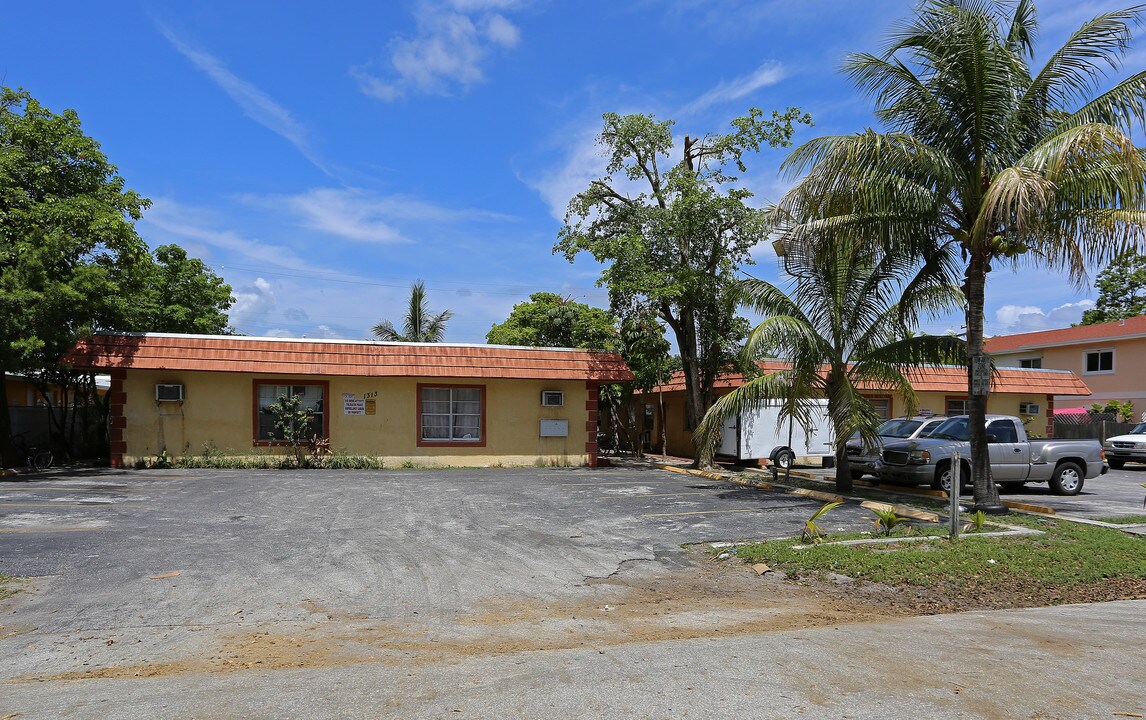 1313-1317 NE 5th Ave in Fort Lauderdale, FL - Building Photo