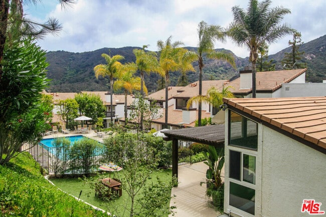 17219 Palisades Cir in Los Angeles, CA - Building Photo - Building Photo