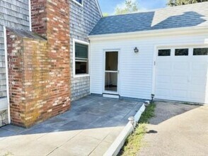 480 Oliphant Ln in Middletown, RI - Building Photo - Building Photo