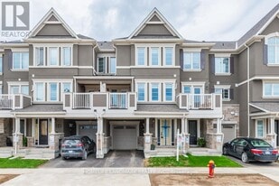 125 Toucan Trail in Oakville, ON - Building Photo