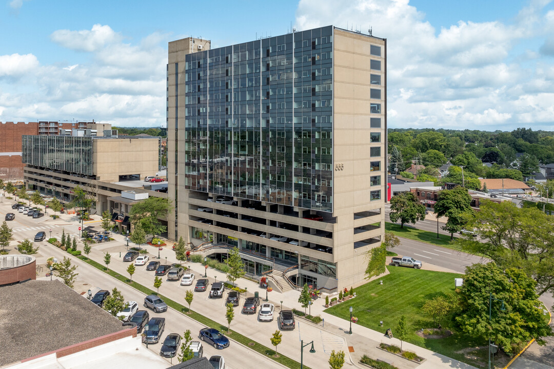 555 Luxury Apartments in Birmingham, MI - Foto de edificio