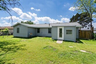 504 Debus Dr in Taylor, TX - Building Photo - Building Photo