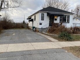 892 Victoria St in Kingston, ON - Building Photo