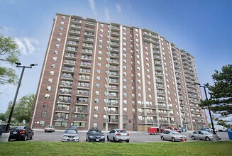 Scarborough Golf Apartments in Toronto, ON - Building Photo - Building Photo