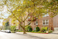 6730 Clyde St in Forest Hills, NY - Foto de edificio - Building Photo