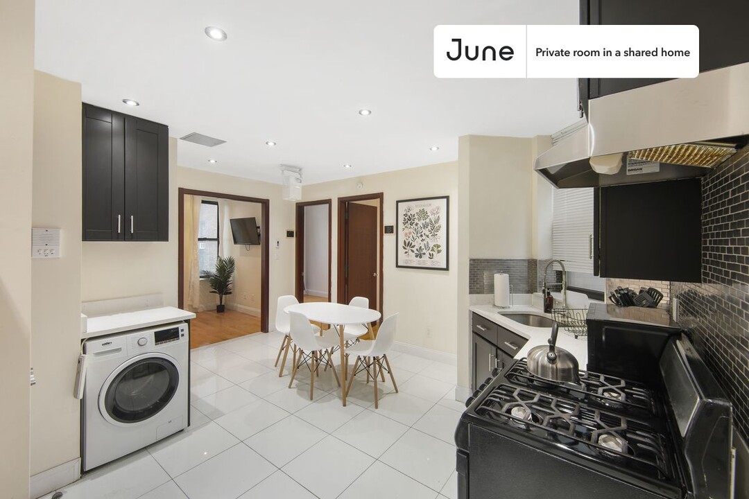 Private bedroom in 4 bed/1 bath Home in New York, NY - Building Photo