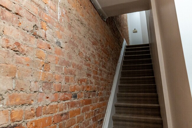 210 Wilson St in Hamilton, ON - Building Photo - Building Photo