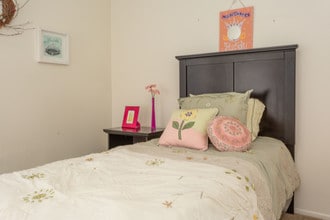 Glen Oaks Apartments in Glendale, AZ - Building Photo - Building Photo
