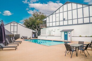 The Sutton on Park Lane in Dallas, TX - Building Photo