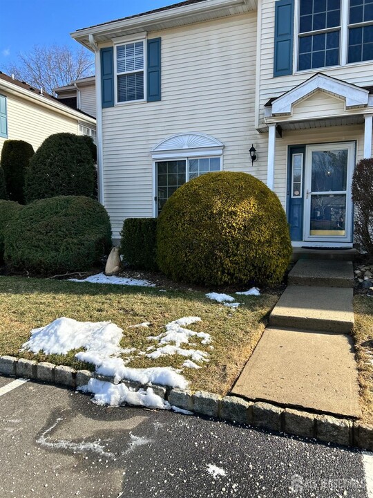 907 Crimson Ct in Morganville, NJ - Building Photo