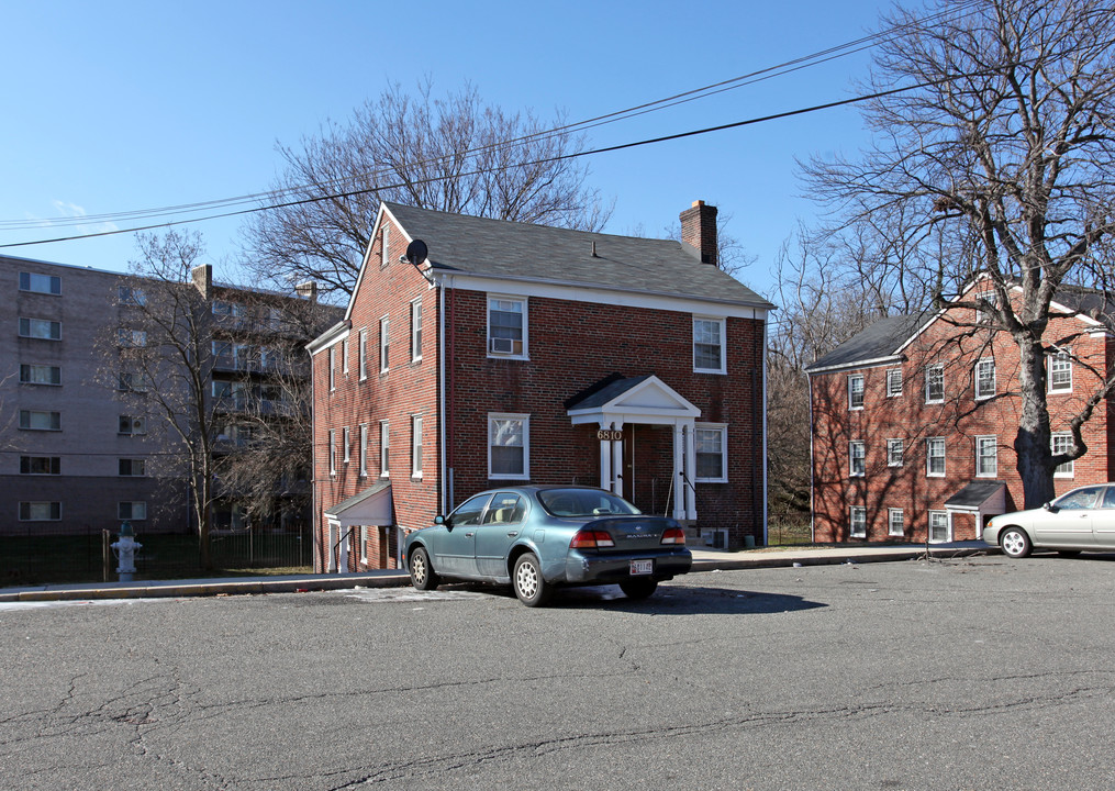 6810 Red Top Rd in Takoma Park, MD - Foto de edificio