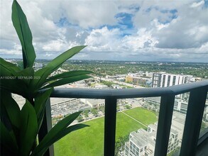 121 NE 34th St in Miami, FL - Building Photo - Building Photo