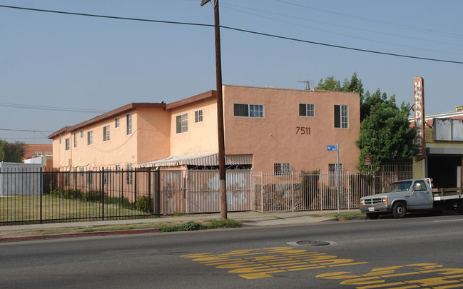 7511 S Main St in Los Angeles, CA - Foto de edificio - Building Photo