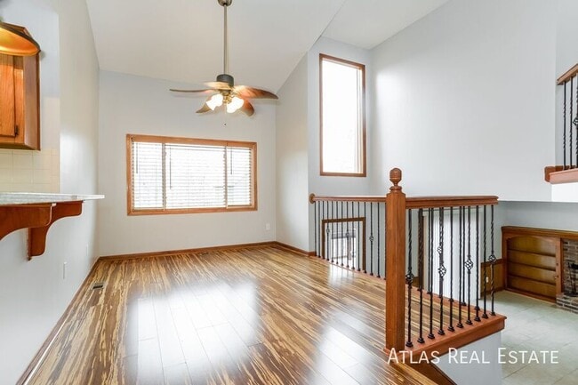 6438 Roundtree St in Shawnee, KS - Foto de edificio - Building Photo