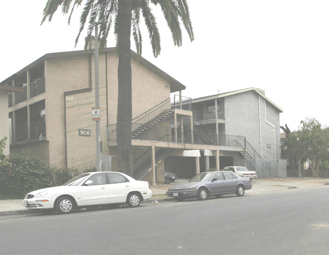 Saint Louis Apartments in Long Beach, CA - Foto de edificio - Building Photo