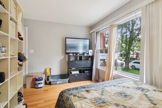 8613 Trumbull Ave, Unit 1 in Skokie, IL - Building Photo - Building Photo