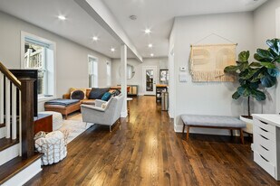 2134 W Shakespeare Ave, Unit 2r in Chicago, IL - Building Photo