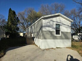 127 Laurinda Ln in Mankato, MN - Building Photo