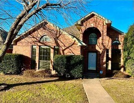 7017 Club Creek Dr in Fort Worth, TX - Building Photo