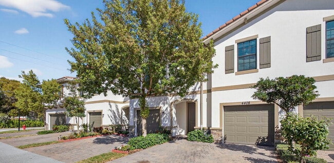 4408 Hemlock Dr in Riviera Beach, FL - Foto de edificio - Building Photo